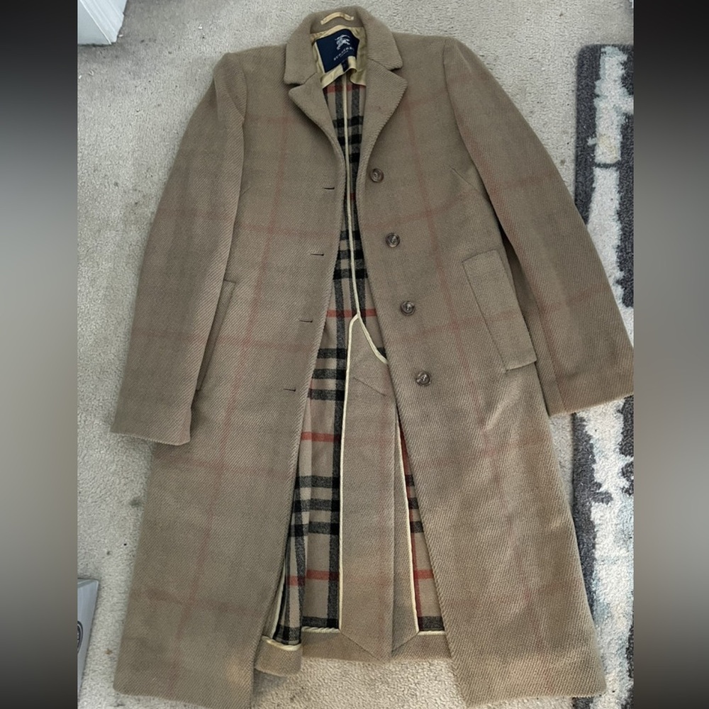 Authentic Burberry womens winter coat size 6 paid $875